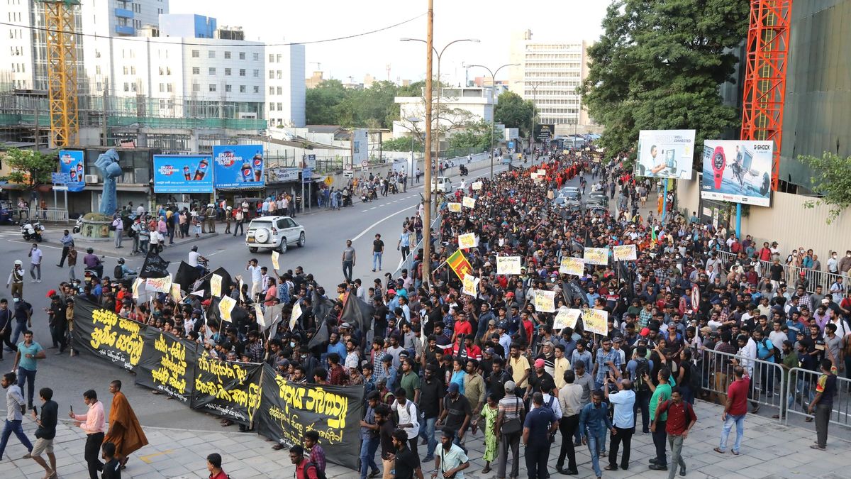 Demonstranti zapálili dům premiéra Srí Lanky. Prezident oznámil rezignaci